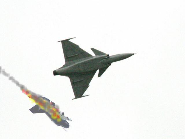 獅鷲機砲威力嚇嚇叫，兩三下就搞定米格機