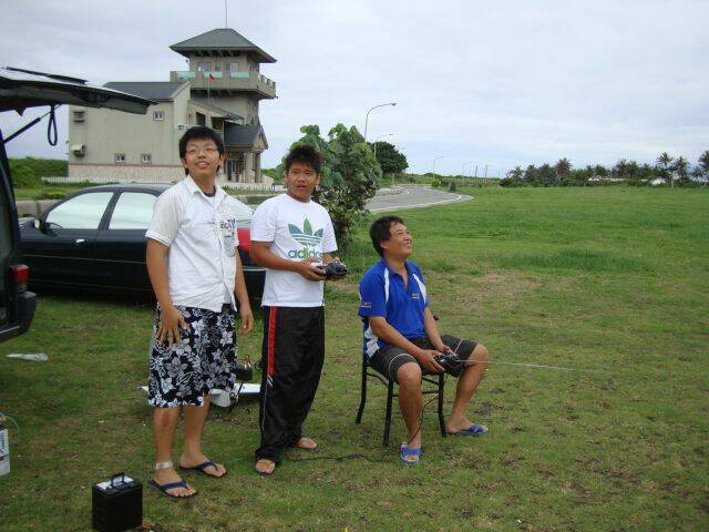 小兄弟勤奮學飛行喔