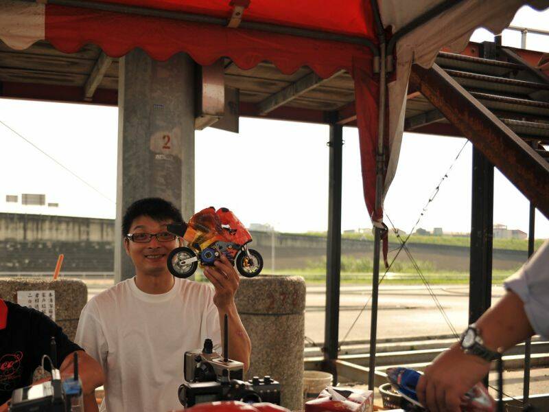 新車殼阿! 愛現一族= =! 就是他叫我帶像機啦