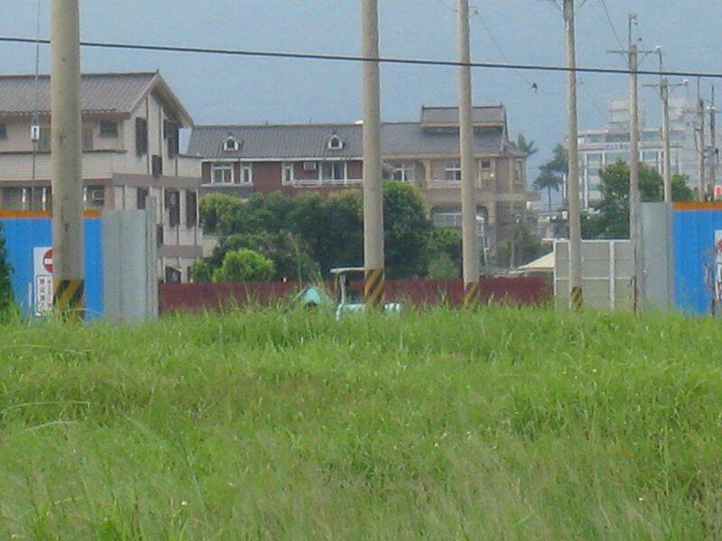 不遠處 怪手挖著泥土