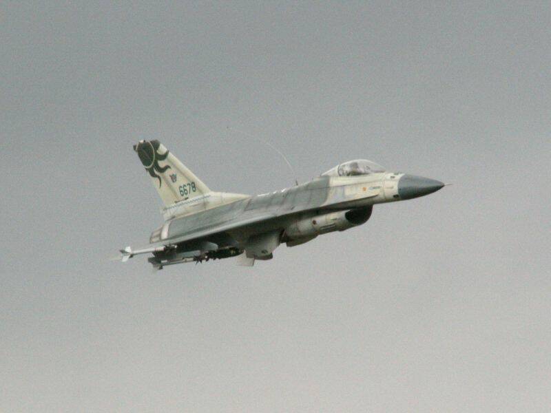 呼叫塔台，雲層正快速接近中