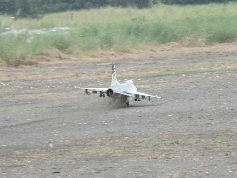 大雨突然又快速來襲，6678同時驚險落地