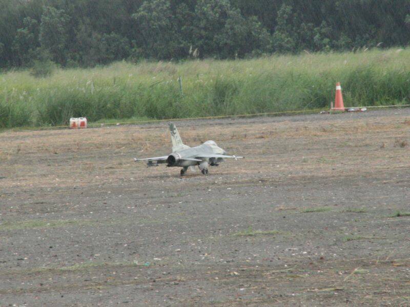 平安落地，趕快來去躱雨