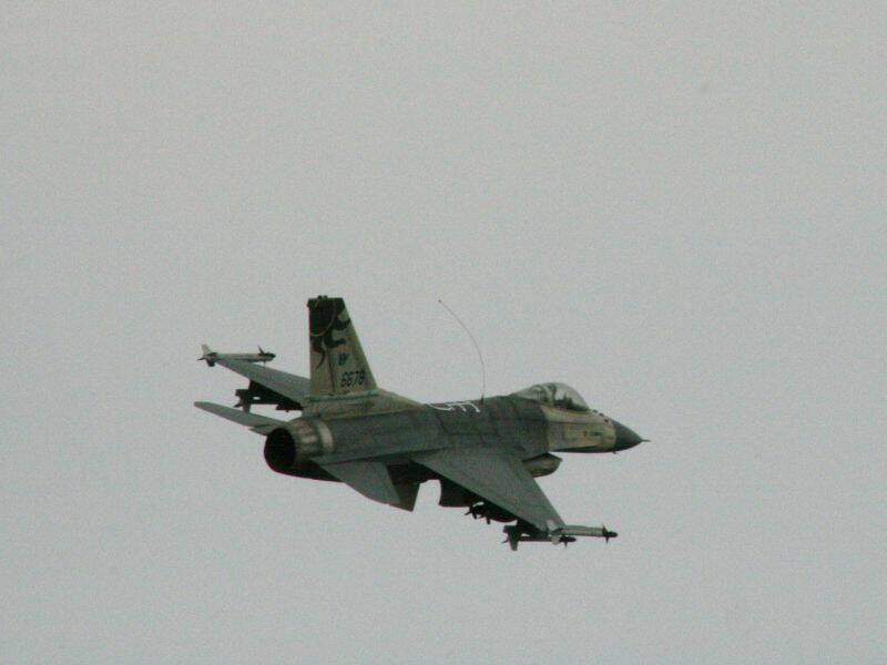 塔台準許穿降，所有地面戰機立即作防雨措施