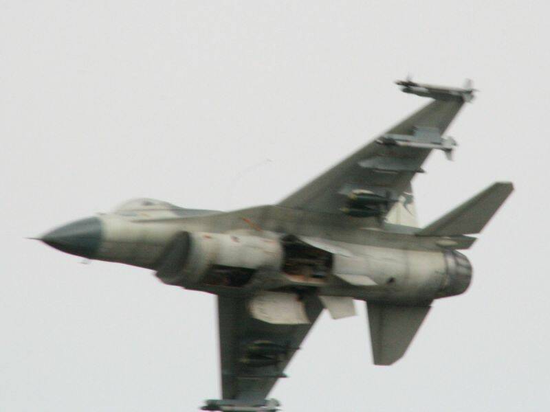 請求返航，強大雨勢進逼中