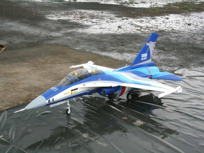 雄鷹是全天候戰機，仍在雨中保持警戒