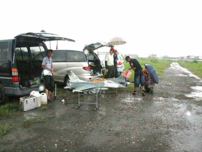 大伙雨中閒聊八卦