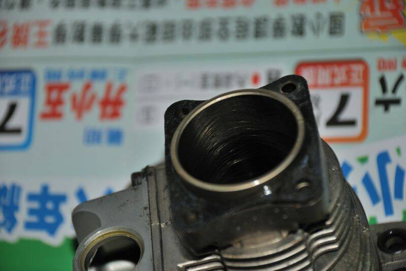 閃燈的關係，刮痕看來很銳利