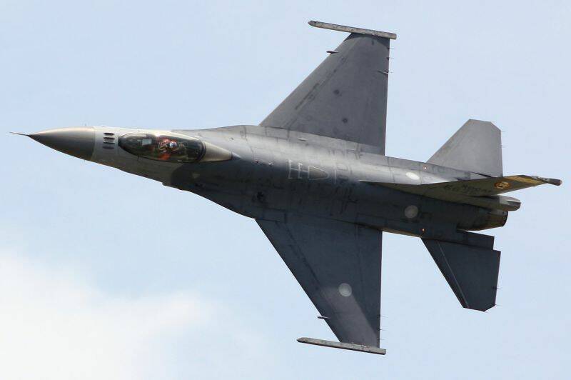 F-16.JPG