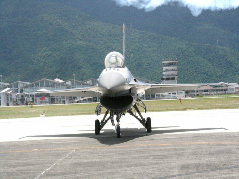 全國有多少人有這個機會，F-16戰隼會在你面前關車
