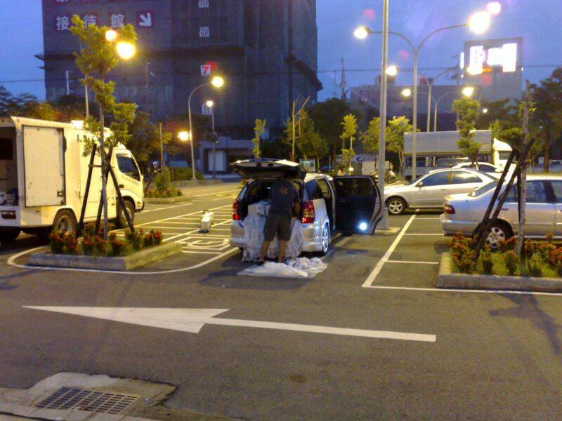 車輛集合回家睡覺了