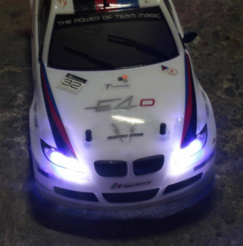 車開燈照