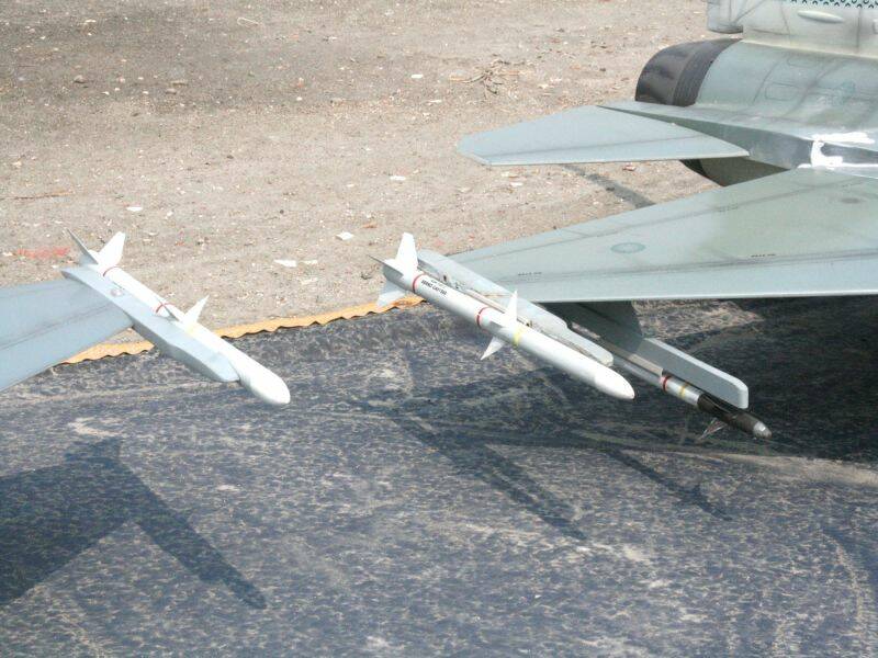 120中程飛彈，和AIM-9近程導彈
