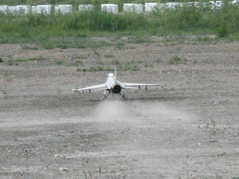 只要一剎車，後面都是塵土，這是王功基地的特色