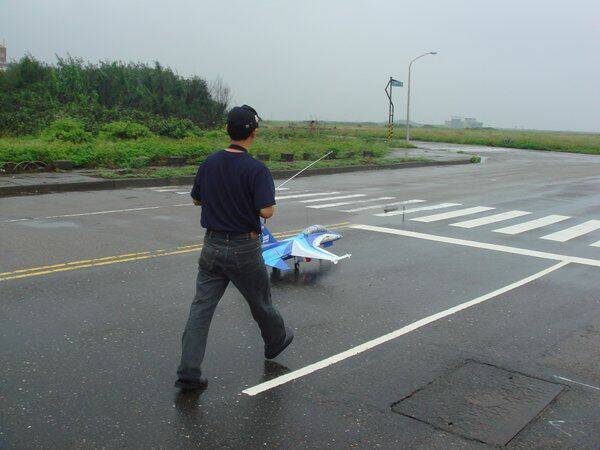 在大雨稍歇的空檔邁向未知的命運
