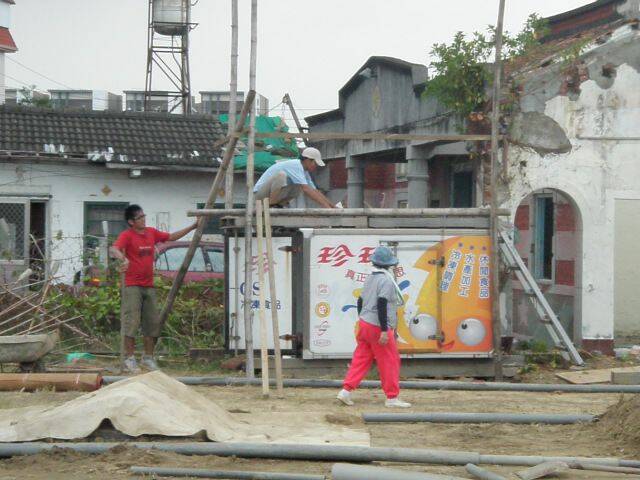 辛苦搭建操控台的小買及阿明 搭穩一點ㄟ