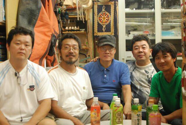 大夥兒在水電林船屋一角留影