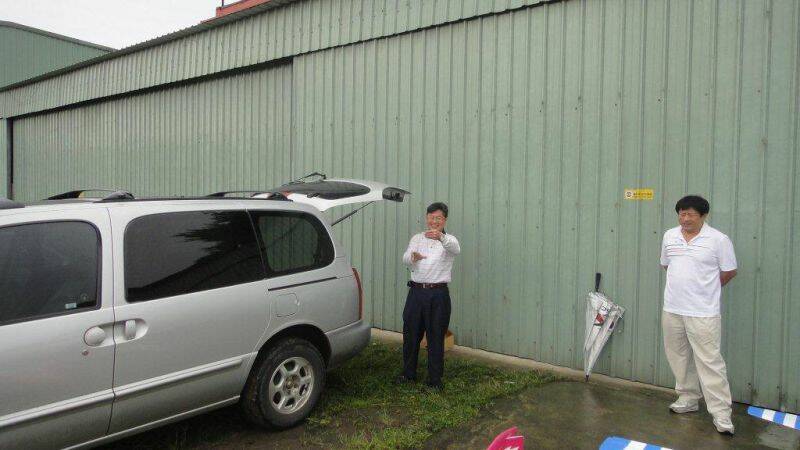 最早到的阿尼吉跟大雕,等不急廟工開門