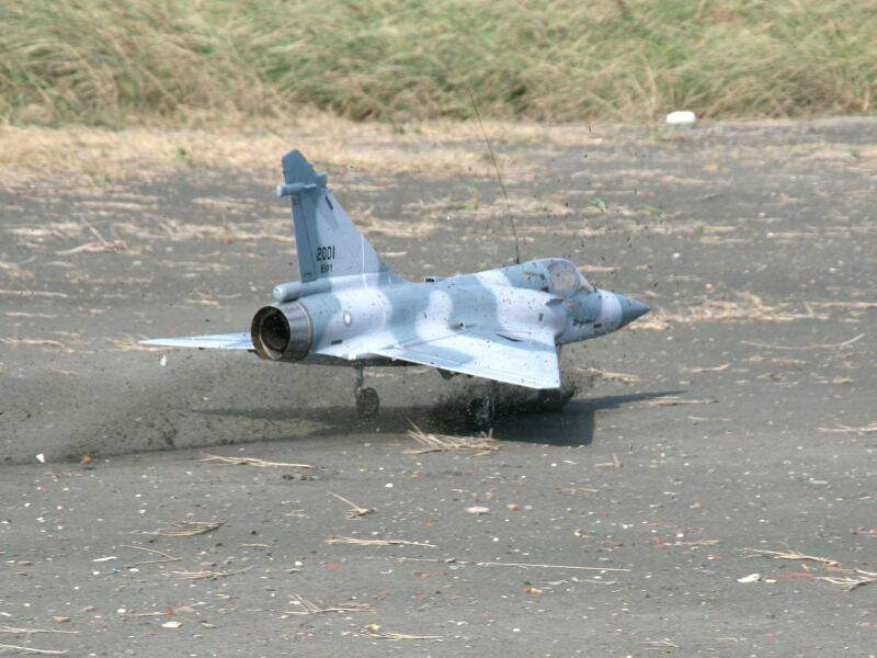 啊.....後方塵土飛濺