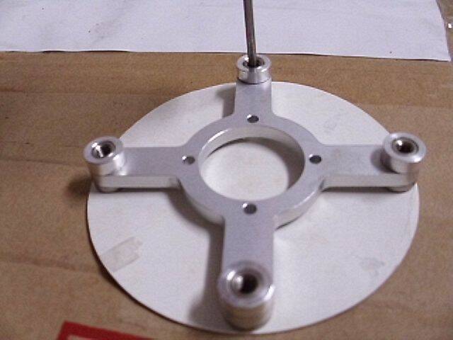 再用尖頭工具在紙版上做記号
