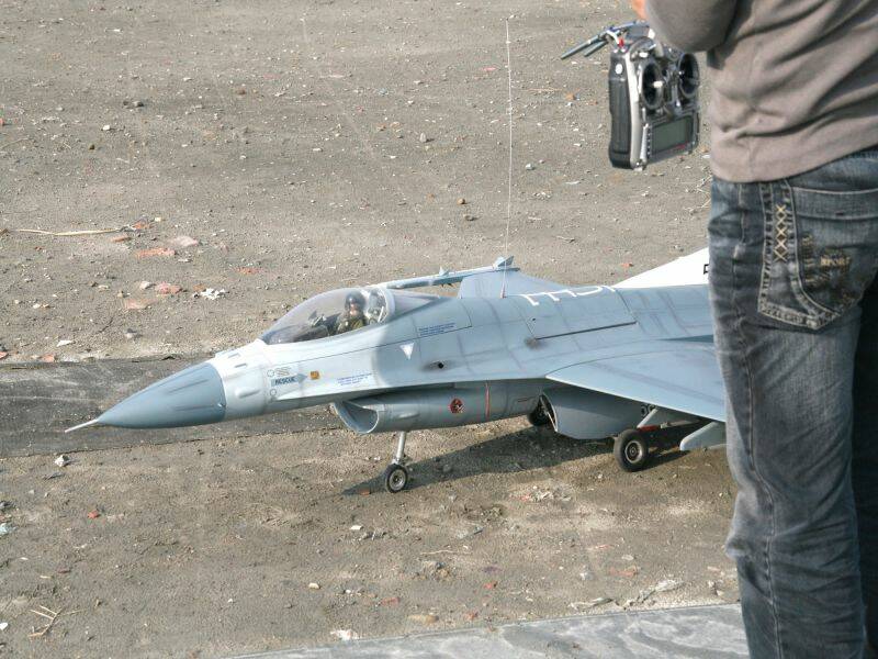 F-16準備升空