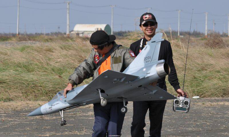 小伍兄〈疑~阿系起看到鬼呦，機機好像沒事耶〉、tony〈王功基地土質正真好，回家不用修飛機〉 ... ... ... ...  ...