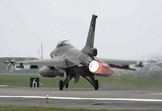 衝刺起飛後燃器全開的F-16A/B Block20型戰機