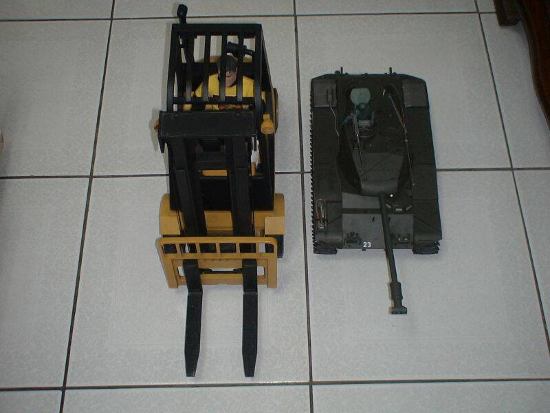 堆高機和M41A3正面照