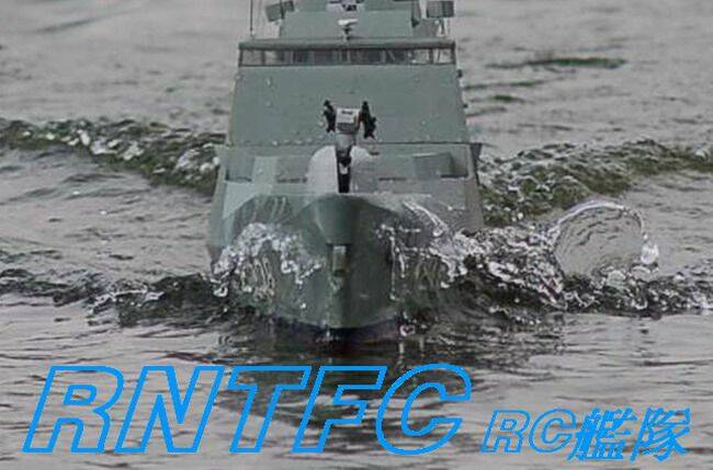 1208艦船頭插浪航行