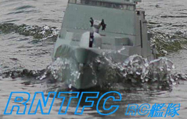 1208艦船頭插浪航行