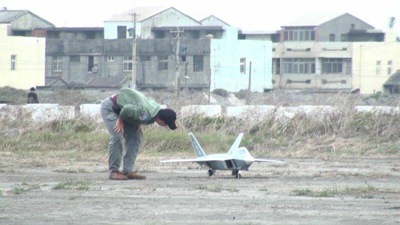 CPS兄：目測機腹已孵出一顆空對空蛋彈
