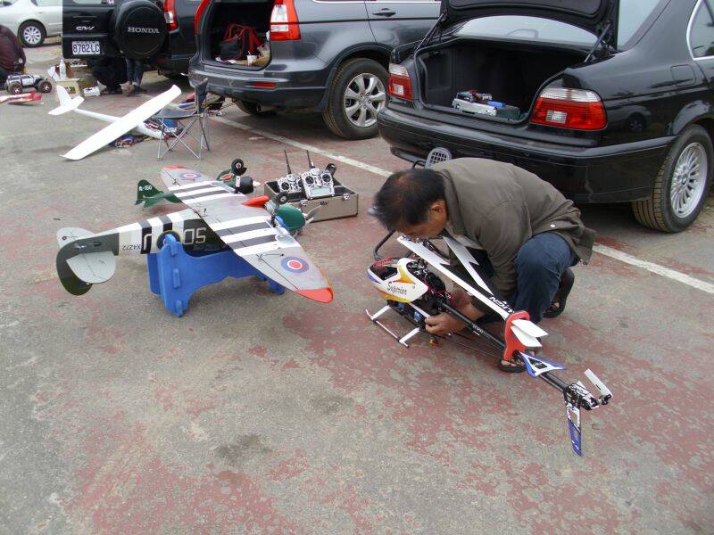 老師仔在幫他的600N裝電池準備升空