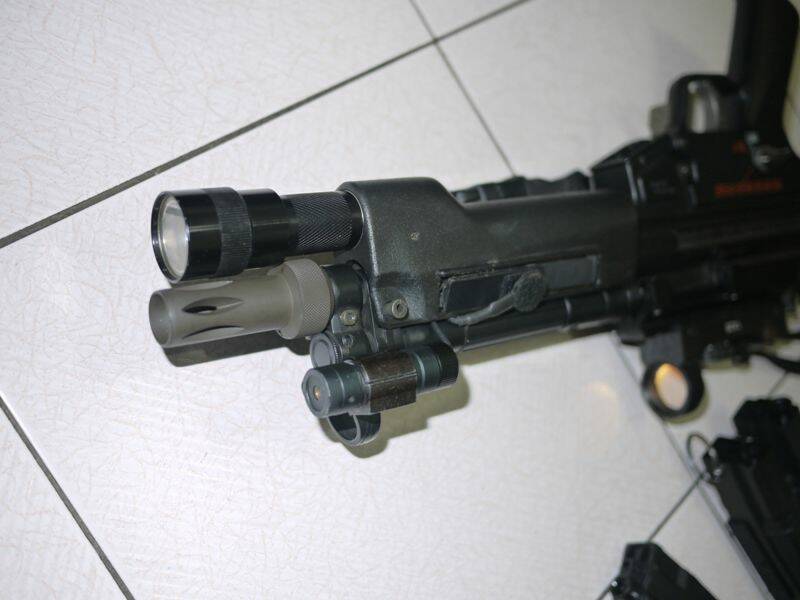 真品SUERFIER槍燈護木(裡面的電池也是surefire原廠的)&外紅點瞄準器