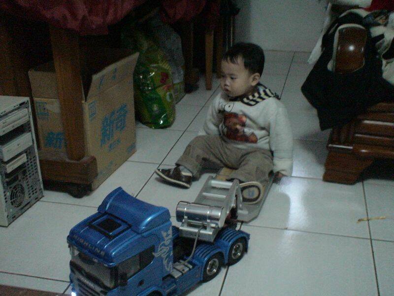 兒子不想坐,要下來