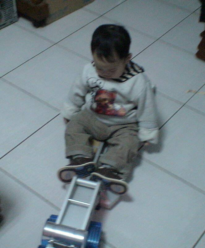 我兒子坐在板車上