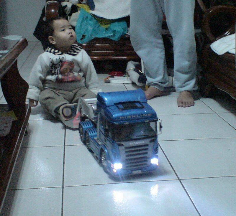 抬頭看遙控的我