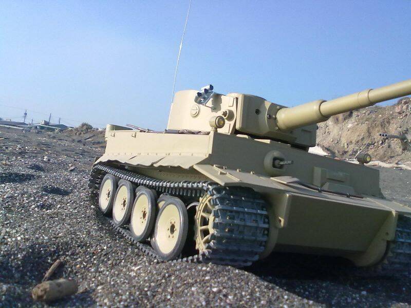 嗚.......怎辦.!!!都沒發現敵軍蹤跡~~只留下我的足跡......