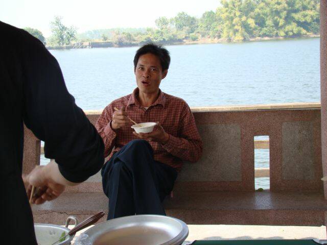 敢偷拍我