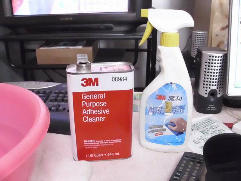 準備了〝3M〞的去膠水與清潔劑