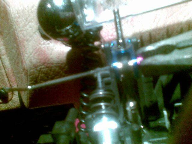 31.上輪座處.以自行購買的螺絲穿過軸承後鎖緊螺帽