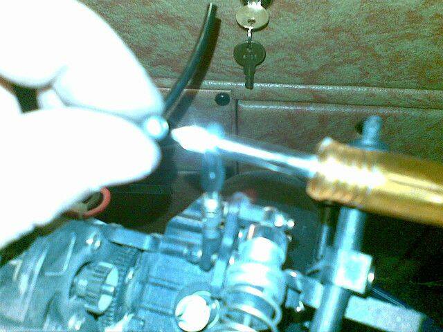 27.以起子擠出舊軸承(以最不勉強的力道順勢擠出)