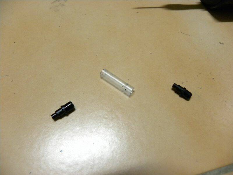 並將菜瓜布裁一點塞入筆心