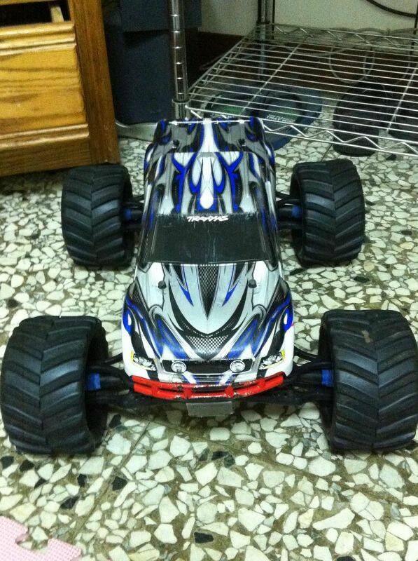e-maxx 003.jpg
