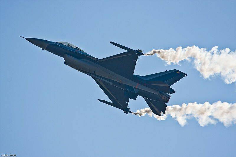800px-F16_at_Brno_Air_Show.jpg