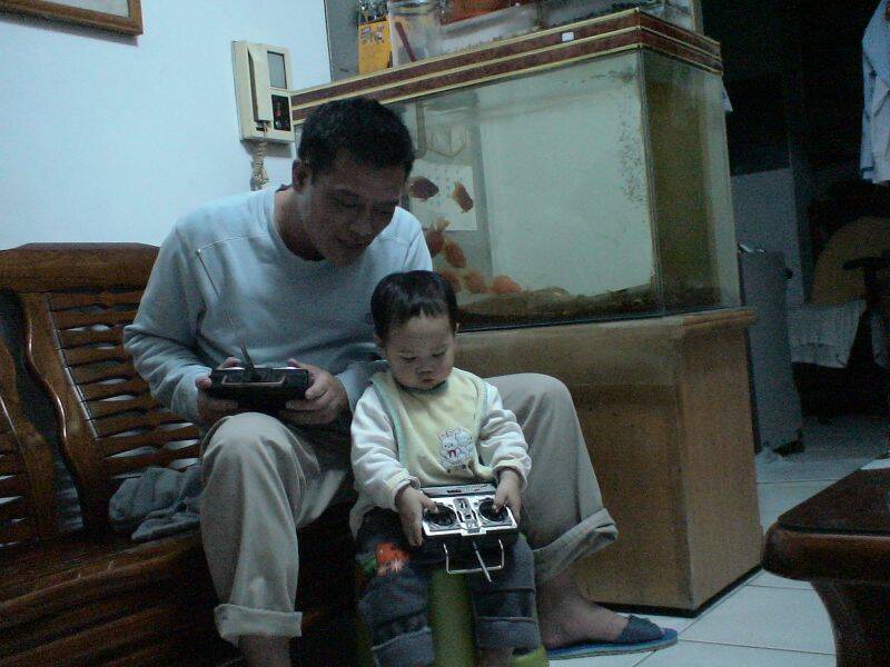 我兒子一直以為把天線對著戰車就會動.
