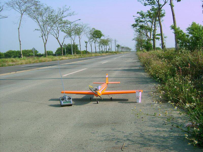 新機來時箱子都BB彈孔''而居然沒附油箱和機鼻罩'''說明書上明明有寫''怪嘞'' ...