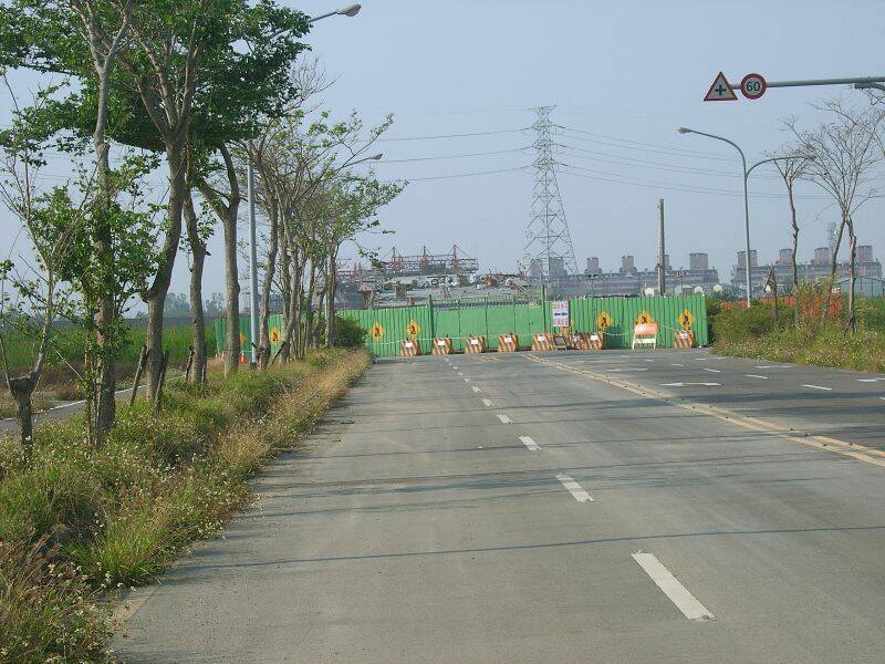 四線馬路鋪好快七,八年了'現在終於在蓋橋嘞