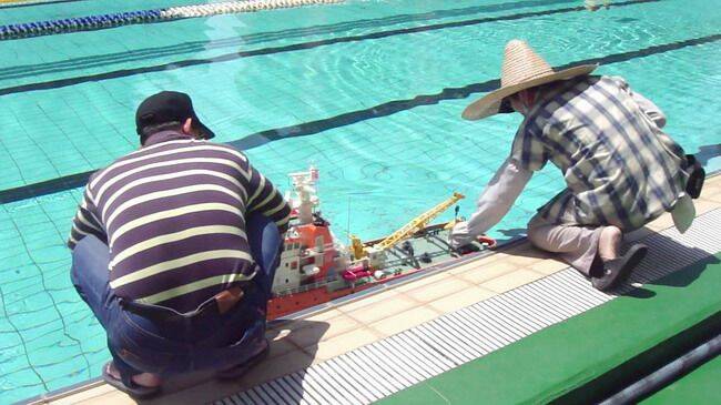 近30KG的5987極地工作艦須要兩人合作下水