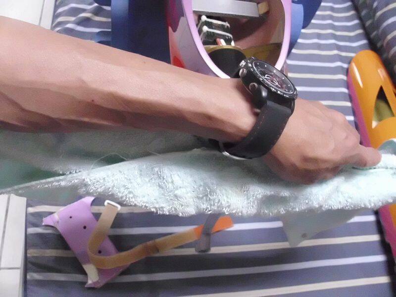 第3張圖片只是示範動作，這一張才是正確方式因為若無先放上一條毛巾或布做底的話一不小心手就會被哥傷 ...
