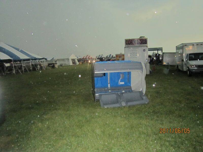 夠誇張的~活動廁所.一整排吹到好幾十公尺遠~頓時~屎尿味~~~